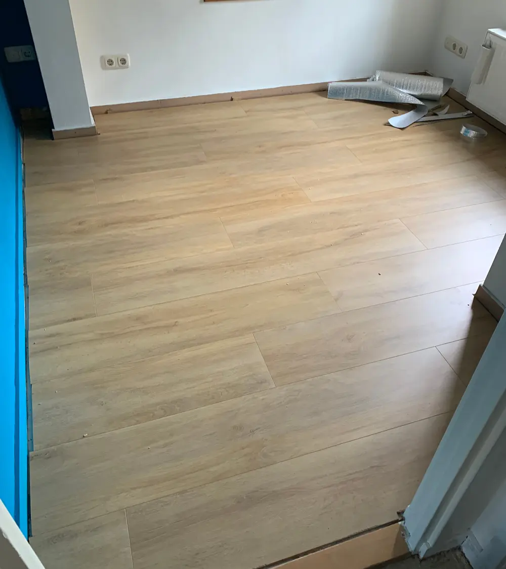Lichte laminaatvloer in een slaapkamer
